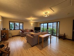 FF SITTING ROOM TO SIDE- click for photo gallery